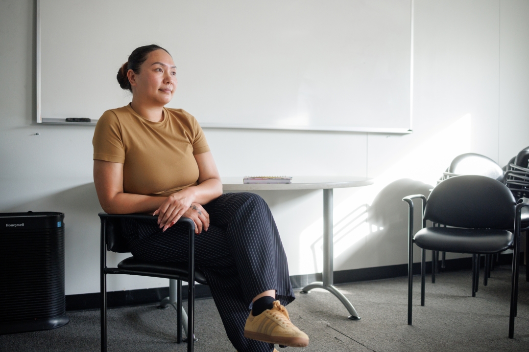 Woman sitting in a chair at Clínica Monseñor Oscar A. Romero