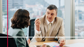 Man and woman having a discussion, Navigating Market Turbulence